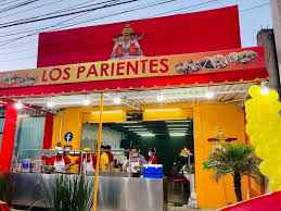 Taquería Los Parientes: variedad de tacos al pastor, suadero y bistec.